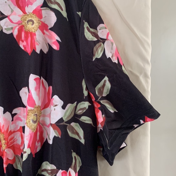 New in bag floral tee with front know detail. Black with pink and fuschia floral - Picture 3 of 8